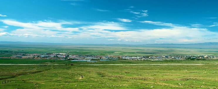 哈密巴里坤草原蒙古包雪山