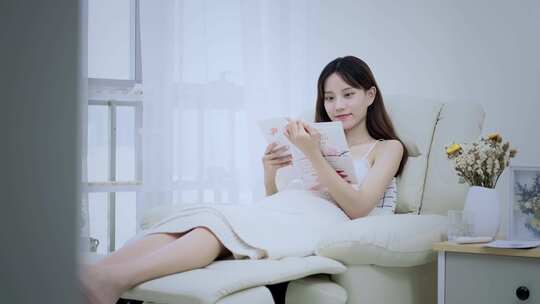 文艺女生看书喝水 美女看书