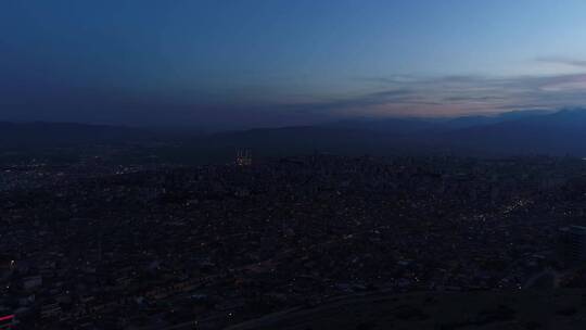 城市和山区夜景