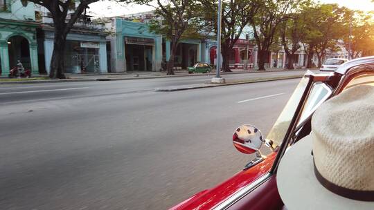 古巴老爷车夕阳地拍视频素材模板下载