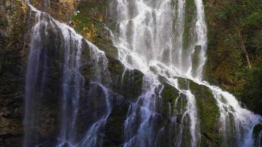 瀑布山崖流水