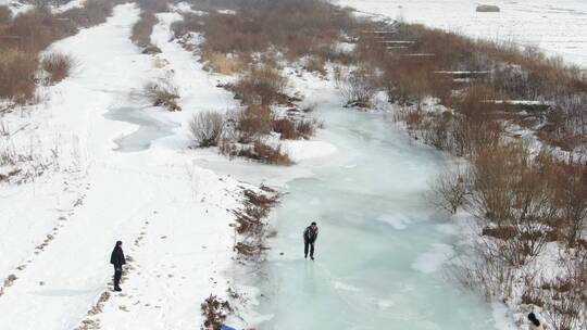 航拍东北冬天雪地行走，滑冰