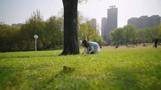4K唯美亲近自然小女孩在公园草地上玩耍