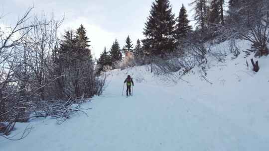 男孩穿着滑雪装白走在路上