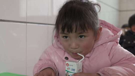 小女孩喝牛奶视频素材模板下载