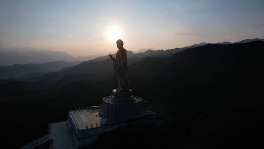 环绕日出大佛大山山林