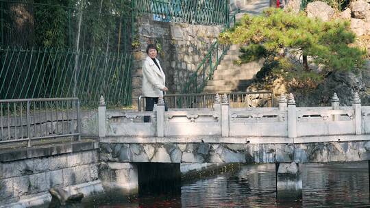 升格实拍在北京红螺寺秋游欣赏秋色的女性