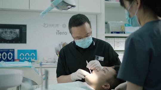 牙科医生在给病人做手术.mpg
