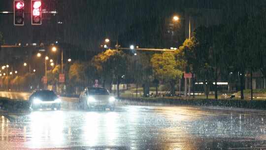 上海梅雨季城市暴雨街头夜景