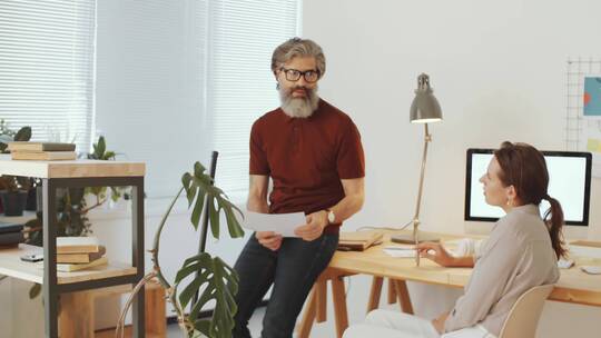 一个男人和女人在商议工作视频素材模板下载