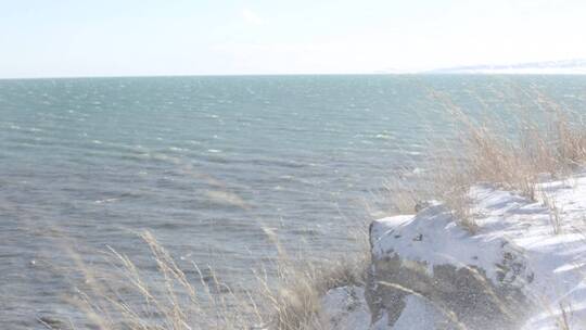 青海湖冬季雪景 悬崖俯拍青海湖面 狂风大雪