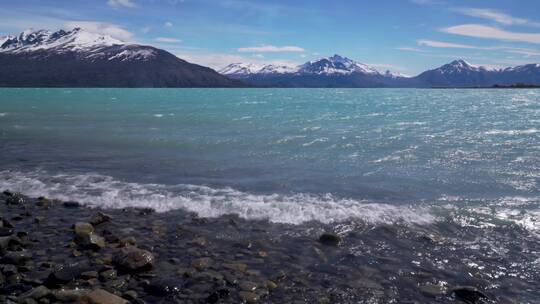 白雪覆盖的山峰和湖水