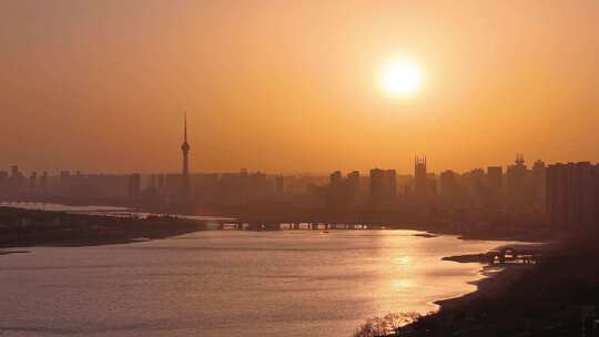 夕阳下的洛河城市剪影延时4