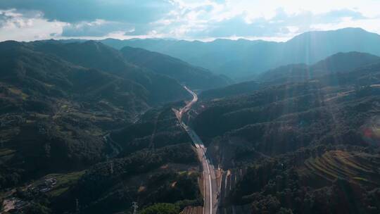 高速公路建设视频云南山区高速公路逆光远景