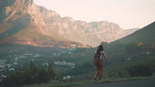 女性户外徒步登山