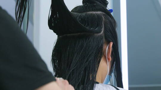 中国女性在理发店修剪头发