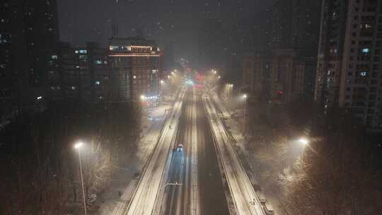 大雪夜景中车来车往的大桥交通景象