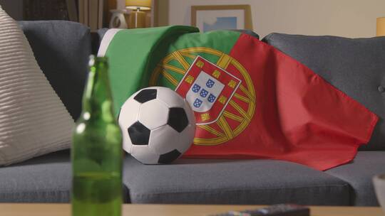 沙发上的葡萄牙国旗和足球特写