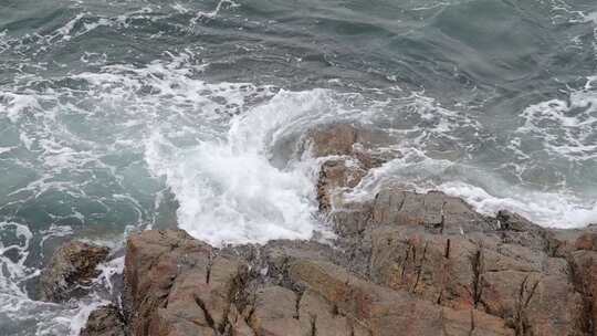 深圳海岸线-大梅沙礁石风起浪涌