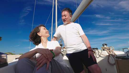 一家人假期在海边旅游度假