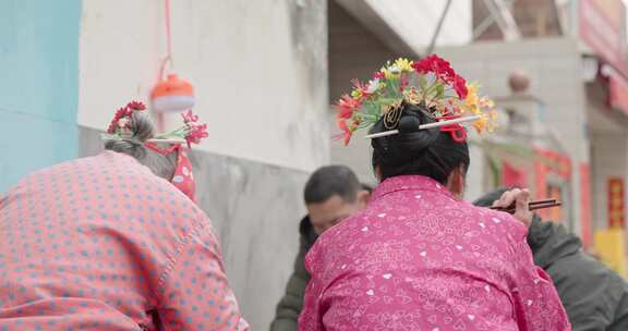 福建泉州蟳埔簪花闽南文化装饰中年妇女背影