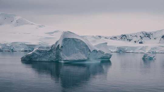 崩塌的冰山。全球变暖，生态状况，融化的冰视频素材模板下载