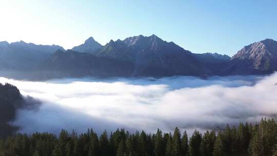 奥地利高山景观的鸟瞰图。背景云和松树前的