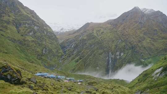 水稻梯田，山，树，房子