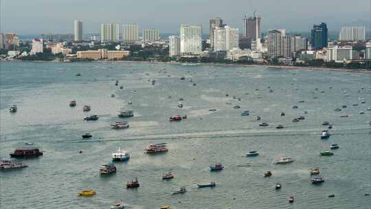 漂浮在海上的许多船只的俯视图时间流逝泰国