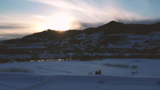 白雪覆盖的开阔原野