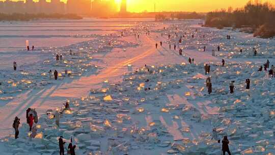中国黑龙江哈尔滨冰面玩耍人群视频素材模板下载