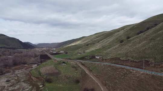 新疆伊犁库尔德宁大气壮观雪山草原景色视频素材模板下载