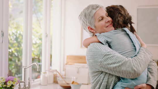 爱，奶奶和拥抱与孩子的家庭纽带，欣赏和关