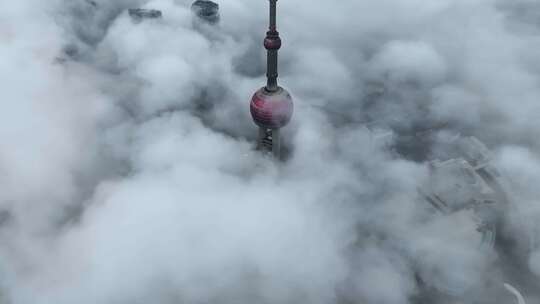 上海东方明珠俯瞰云雾景象