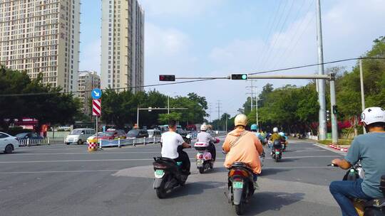 马路上骑电单车 骑行第一人称视角 街景