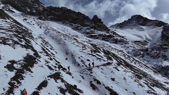 航拍攀登岷山山脉主峰雪宝顶雪山的登山队