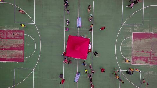 广州建筑群里的篮球场