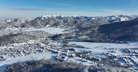 航拍雪山下的城镇