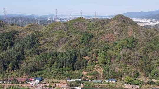 中国基建国家电网山顶上的电力设施