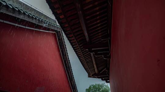 阴雨天的中式古代建筑屋顶延时摄影