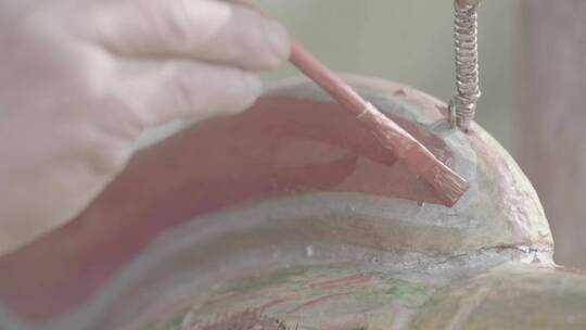 民间艺人在给一条凤舟刷彩漆LOG视频素材