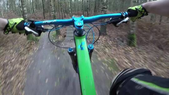 在山峰森林郊外骑自行车移动视频镜头特写视频素材模板下载