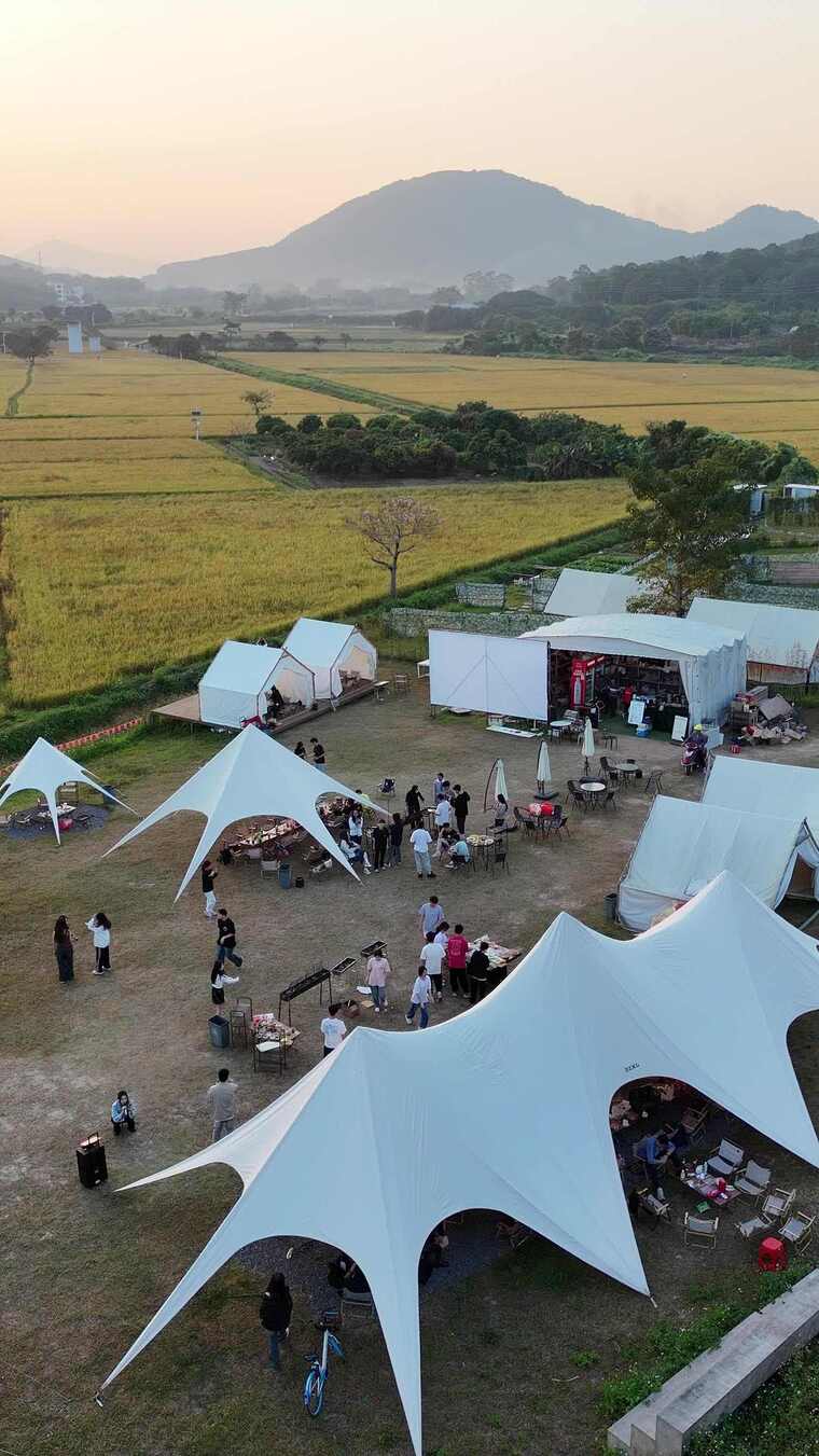 田野旁户外露营帐篷场景