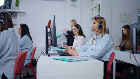 妇女工作在办公室一般拍摄的现代呼叫中心与