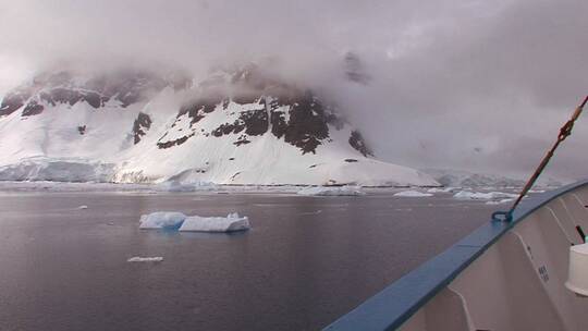 冰山漂浮在北极变暖的水中