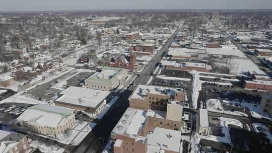 冬天俄亥俄州沃伦的俯视图