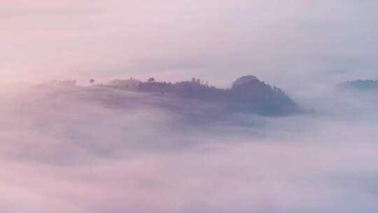 云雾缭绕的山景，朦胧唯美的自然景观