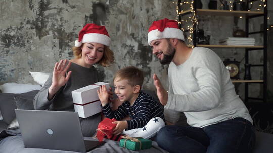 圣诞节视频通话的家庭