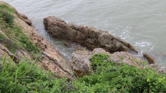 海边悬崖海浪拍打石头