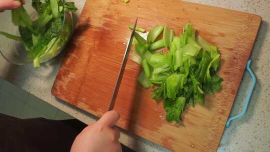 小白菜出锅切段